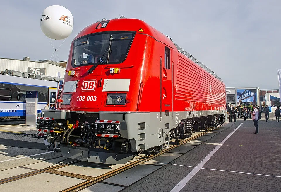 Schienenfahrzeug und Bahninfrastruktur – Symbolfoto zu „Barrierefreier Schulbusverkehr für Kinder mit Förderbedarf“.