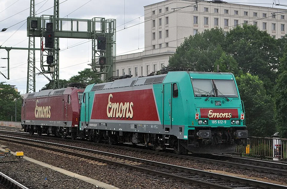 Schienenfahrzeug und Bahninfrastruktur – Symbolfoto zu „Betrieb von Mobilitäts- und Ermäßigungsangeboten“.