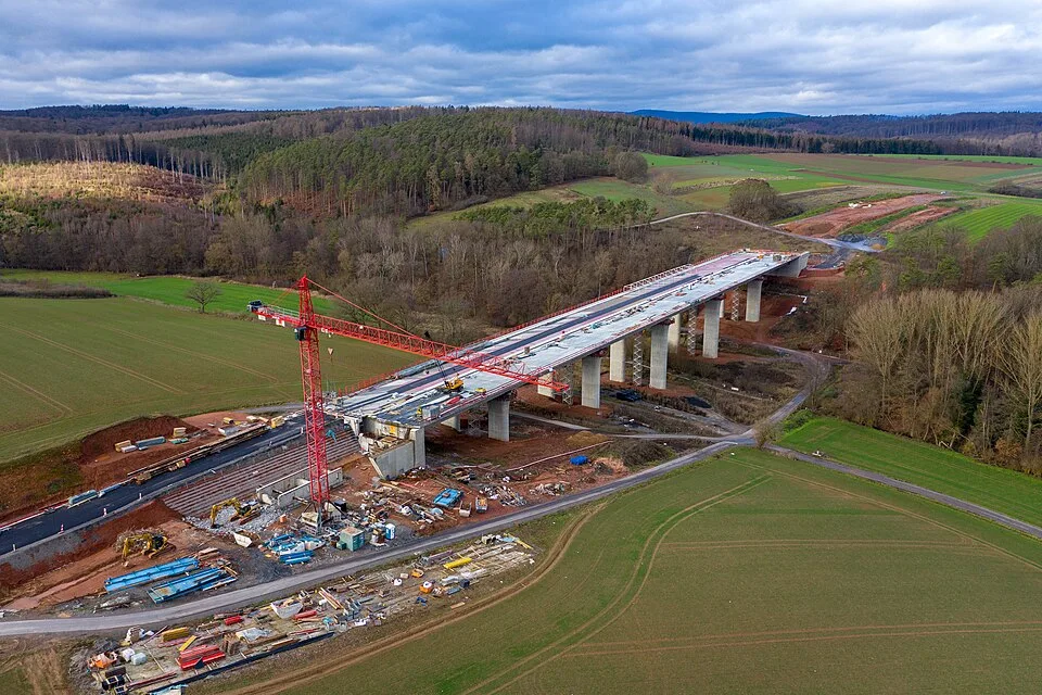 Brückenbauwerk – Symbolfoto zu „Immobilienberatung für öffentliche Liegenschaften“.