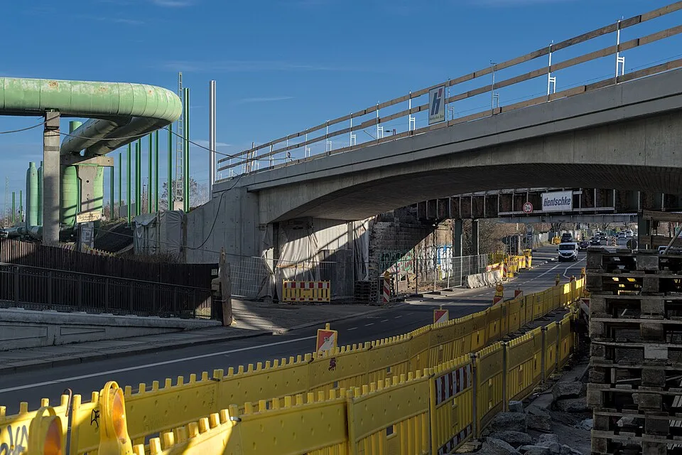 Bahninfrastruktur – Symbolfoto zu „Engineering und Bau für Umbauten an Offshore-Plattformen“.