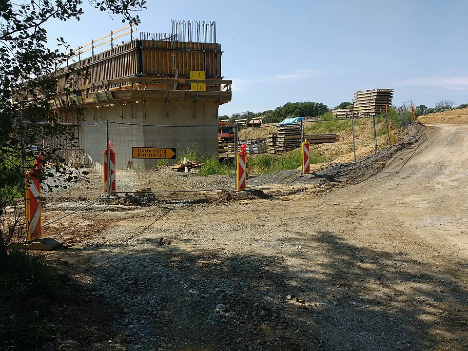 Brückenbauwerk – Symbolfoto zu „Infrastrukturelles Gebäudemanagement für Gewerbeimmobilien“.