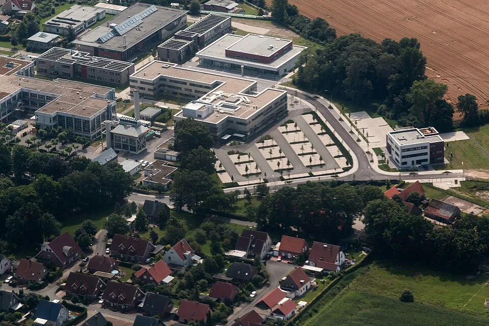 Bürogebäude und Arbeitsumgebung – Symbolfoto zu „Wir betreiben einen kontinuierlichen Angebotsprozess für wiederkehrende öffentliche und private Chancen: suchen, qualifizieren, priorisieren, schreiben, prüfen und Wissen erhalten – mit vereinbarter Kapazität und klaren Freigaben“.