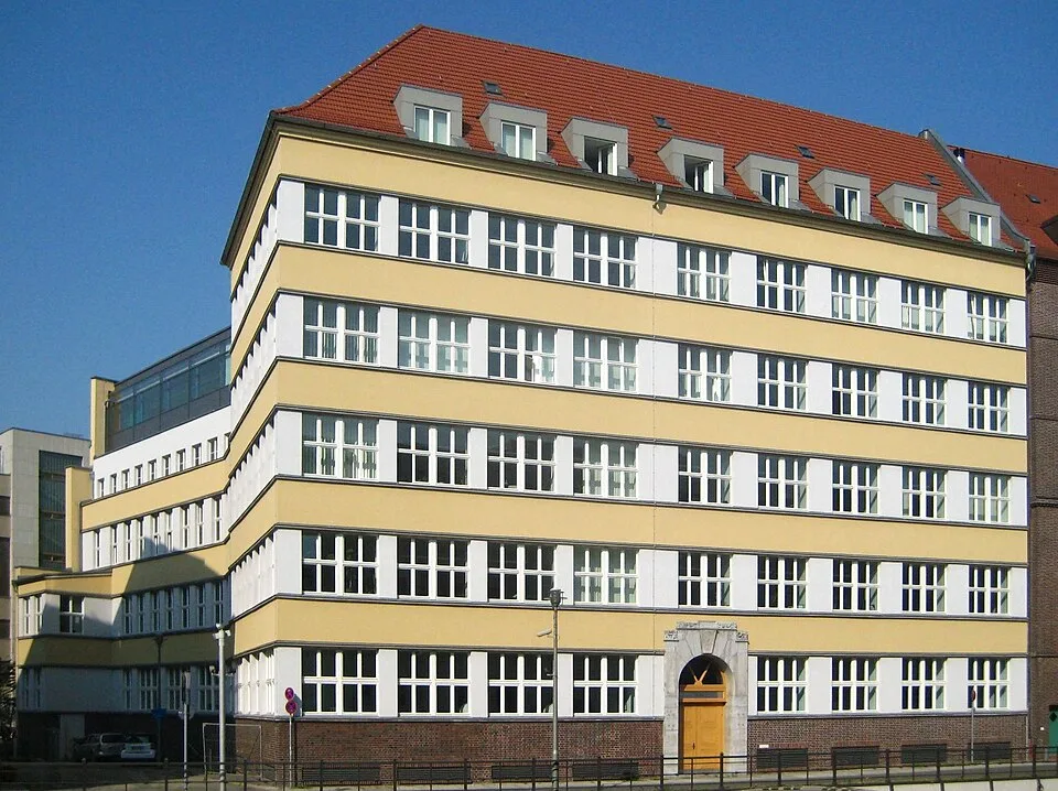 Bürogebäude – Symbolfoto zu „Wir koordinieren gemeinsame Angebote mit klaren Leistungsanteilen, Nachweisen und Freigaben. Bietergemeinschaft, Nachunterauftrag und Eignungsleihe werden als unterschiedliche Modelle behandelt“.