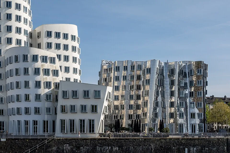 Bürogebäude und Arbeitsumgebung – Symbolfoto zu „Personalvermittlung und Personaldienstleistungen: Angebote mit Substanz“.