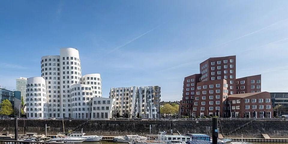 Bürogebäude und Arbeitsumgebung – Symbolfoto zu „Unternehmensberatung und fachliche Dienstleistungen: Angebote mit Substanz“.
