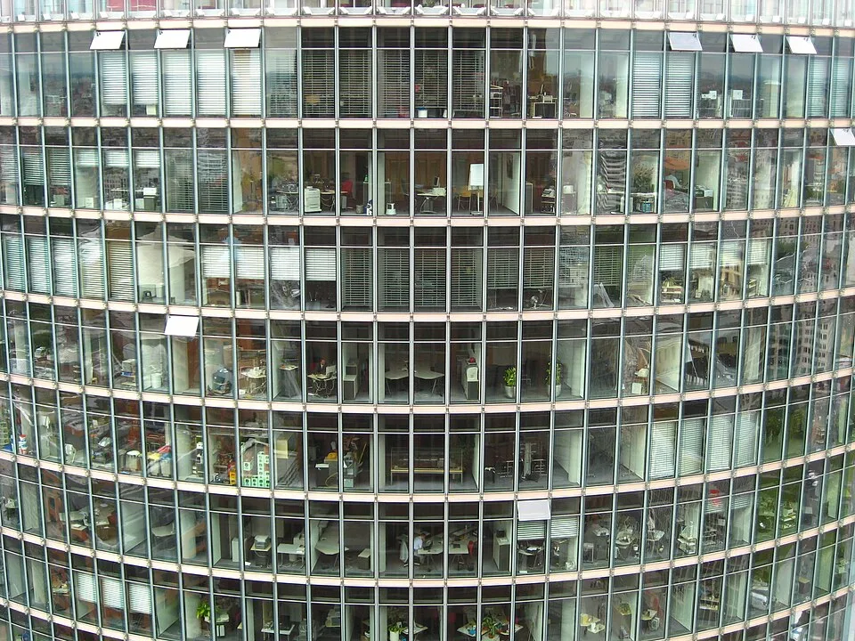 Bürogebäude und Arbeitsumgebung – Symbolfoto zu „Wir schließen nachweisbare Lücken in Organisation, Personal, Referenzen und Leistungsvoraussetzungen. Verbesserungen werden nur dann im Angebot verwendet, wenn sie tatsächlich umgesetzt und zum geforderten Zeitpunkt zulässig sind“.