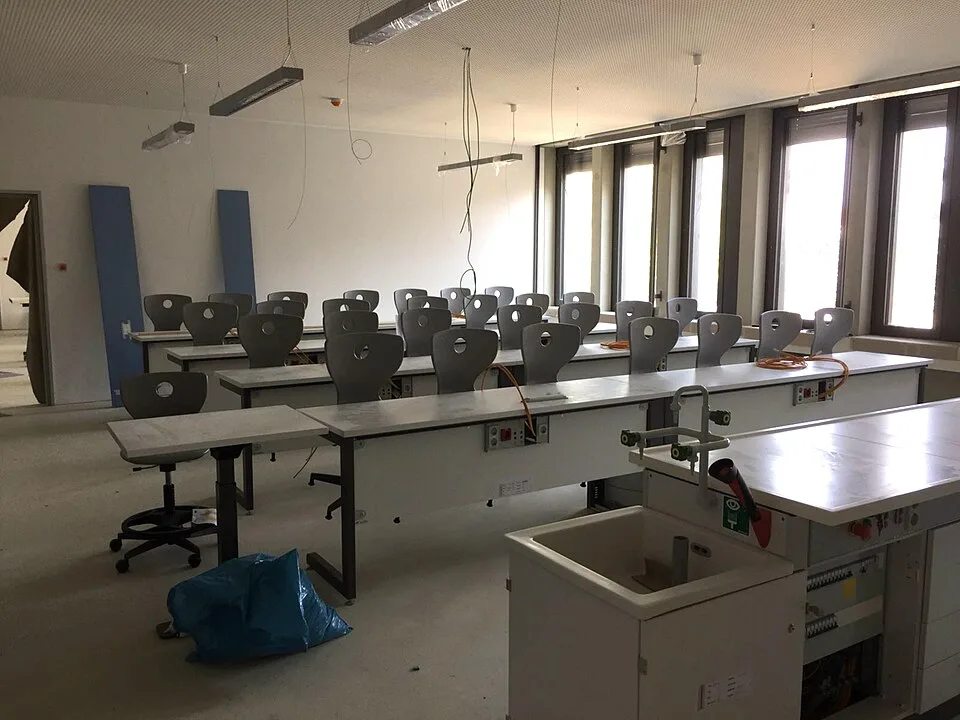 Bildungsgebäude und Lernumgebung – Symbolfoto zu „Hochschulen und Universitäten: Angebote mit Substanz“.