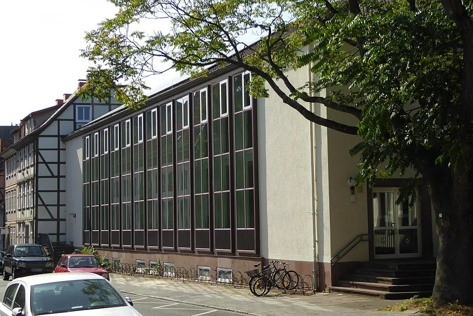 Bildungsgebäude und Lernumgebung – Symbolfoto zu „Wir trainieren Ihr Team an deutschen Vergabeanforderungen und eigenen Arbeitsbeispielen: passende Aufträge auswählen, Konzepte entwickeln, Nachweise nutzen und Freigaben sowie elektronische Abgabe organisieren“.