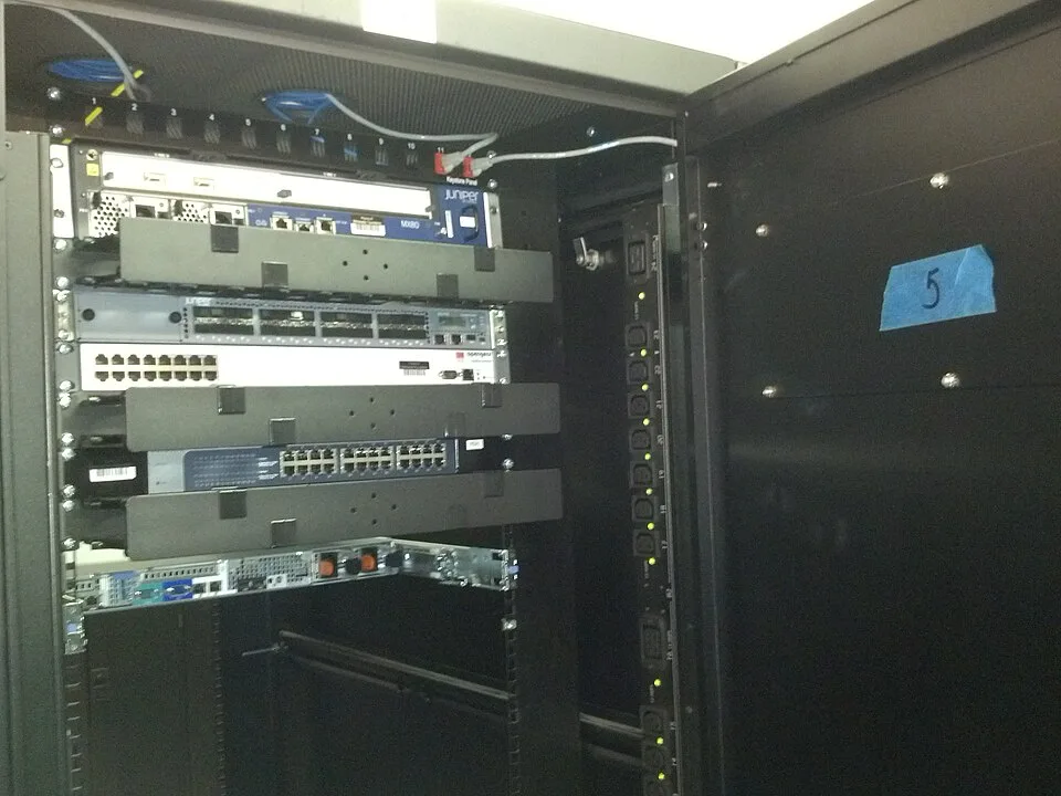 Server- und Netzwerktechnik – Symbolfoto zu „Vernetzung, Cybersicherheit und IT für ein Versorgungsunternehmen“.