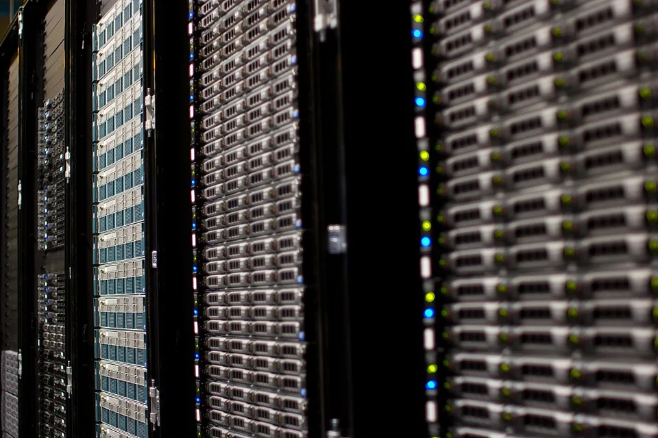 Servertechnik – Symbolfoto zu „Partnerschaft für Cloud, generative KI und vernetzte Geräte“.