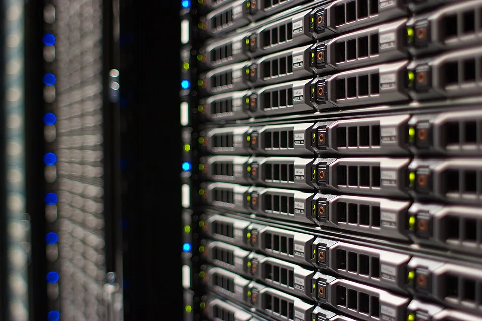 Servertechnik – Symbolfoto zu „Strategische Partnerschaft für Cloud, KI und Cybersicherheit“.