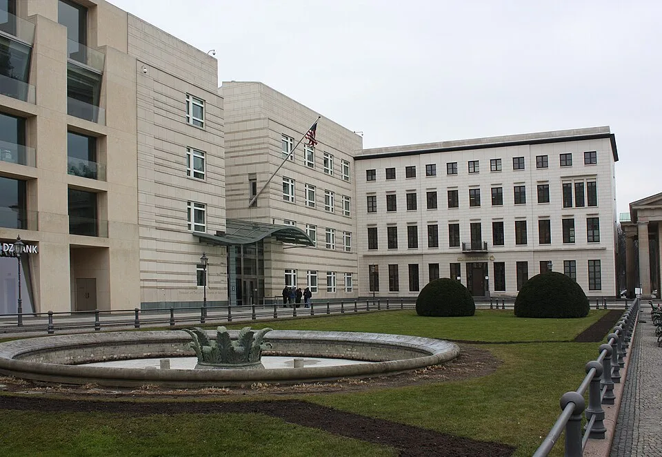 Gebäude der Finanz- und Dienstleistungswirtschaft – Symbolfoto zu „Sammelrentenversicherung für einen Pensionsbestand“.