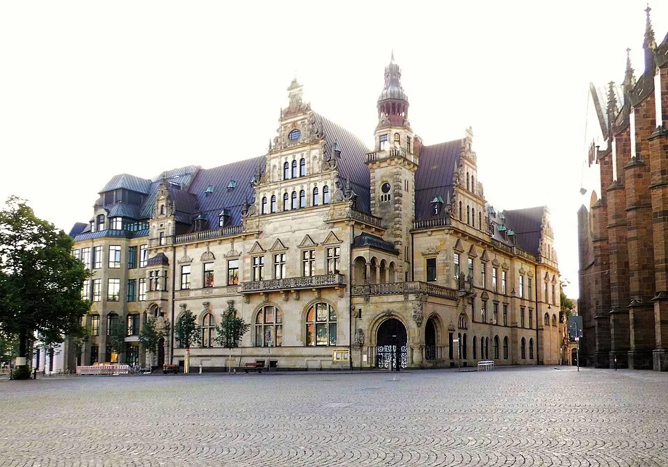 Gebäude der Finanz- und Dienstleistungswirtschaft – Symbolfoto zu „Absicherung betrieblicher Rentenleistungen“.