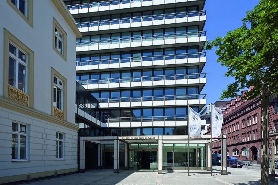 Gebäude der Finanz- und Dienstleistungswirtschaft – Symbolfoto zu „Sammelrentenversicherung für einen betrieblichen Pensionsplan“.