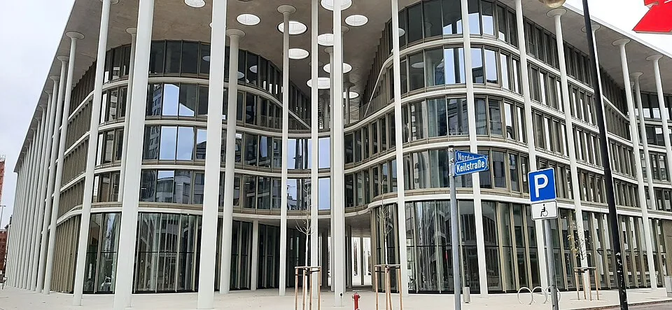 Gebäude der Finanz- und Dienstleistungswirtschaft – Symbolfoto zu „Gebäudereparaturen im Zwei-Lieferanten-Modell“.