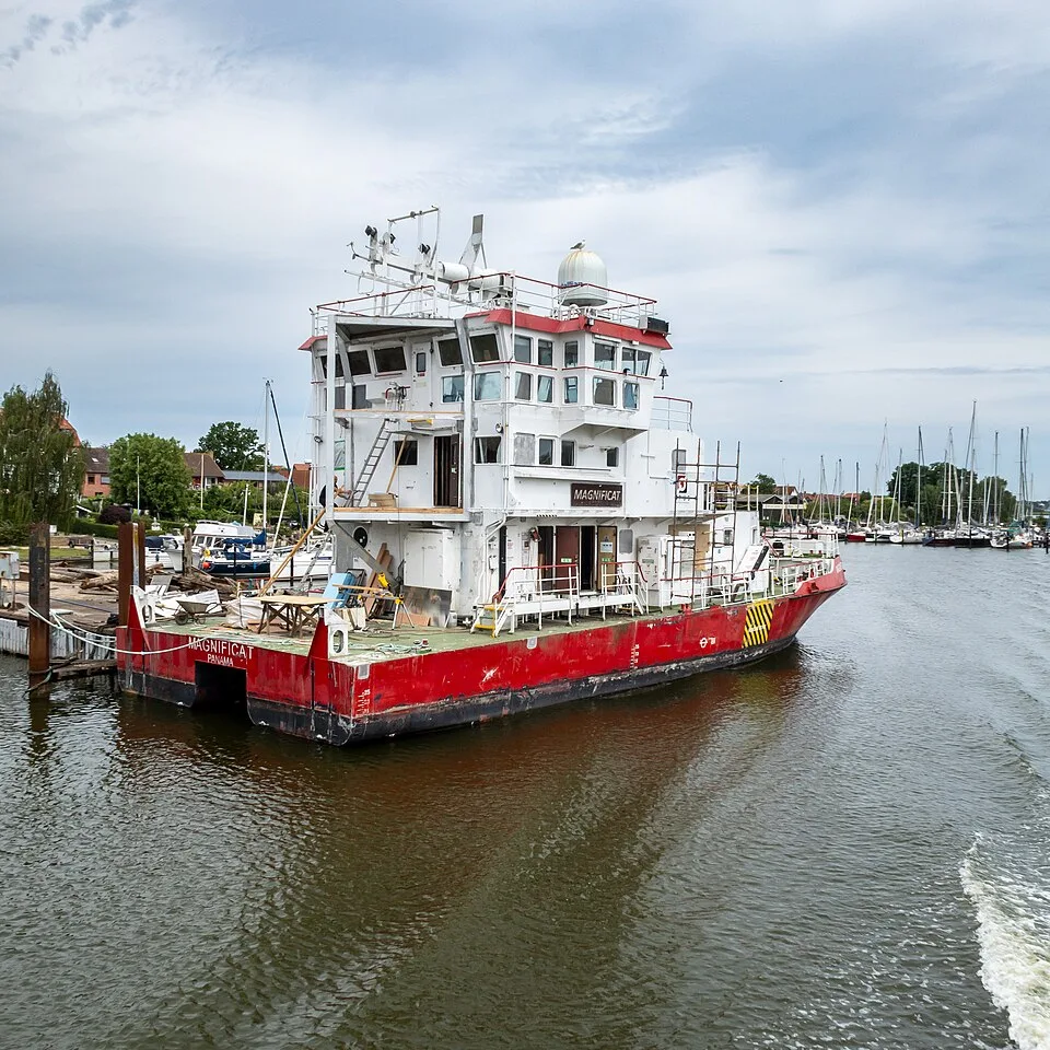 Hafenanlage und Schiffstechnik – Symbolfoto zu „Schifffahrt, Häfen und maritime Dienstleistungen: Angebote mit Substanz“.
