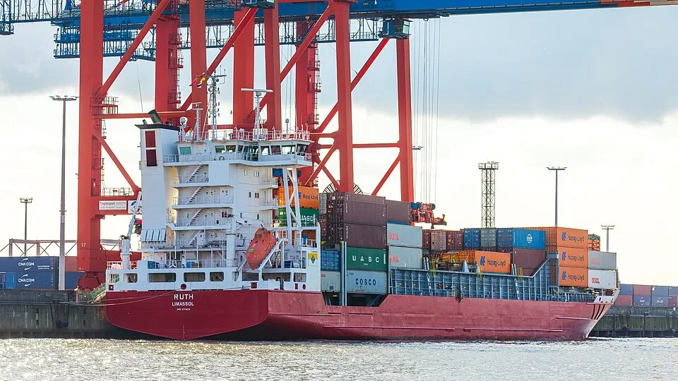 Containerterminal – Symbolfoto zu „Fertigung schwerer Offshore-Pfahlstrukturen“.