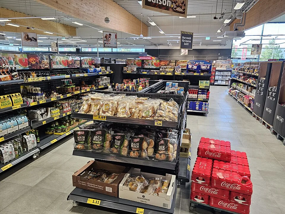 Supermarkt – Symbolfoto zu „Erweiterung von Lager- und Transportdiensten für ein Tankstellennetz“.