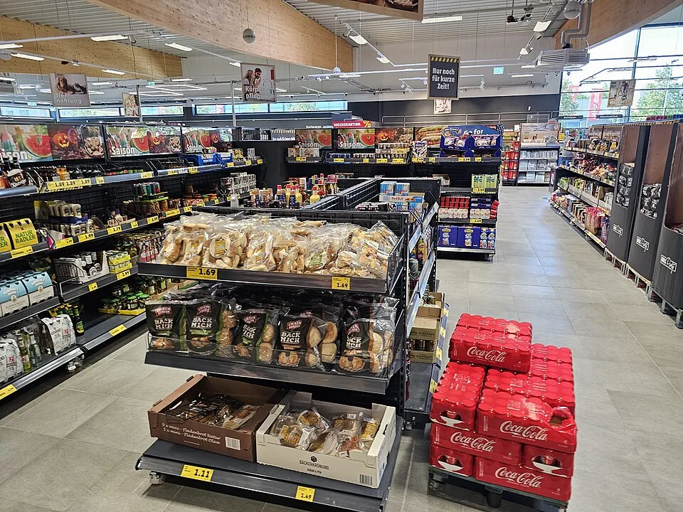 Supermarkt – Symbolfoto zu „Erweiterung der Onlinehandelslogistik für Sportbekleidung“.