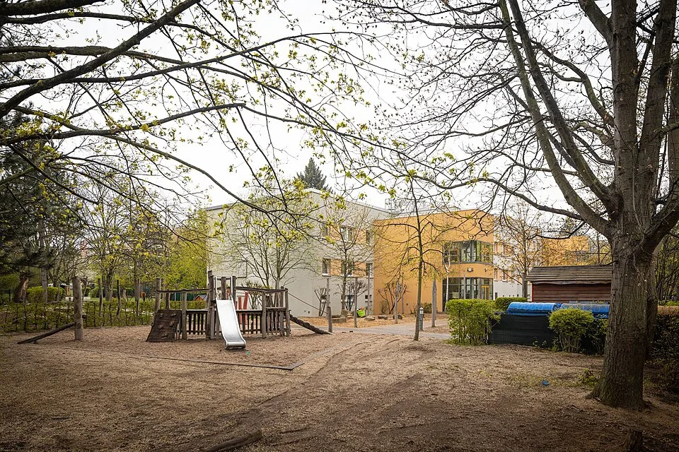 Betreuungsgebäude und kindgerechte Außenanlage – Symbolfoto zu „Familiengruppenkonferenzen“.