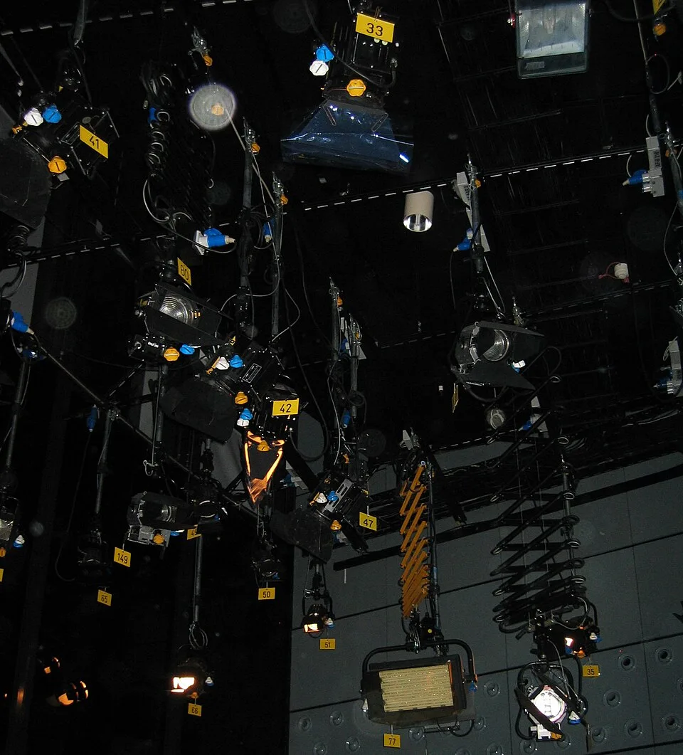 Fernsehstudio – Symbolfoto zu „Digitale Außenwerbepartnerschaft an Einzelhandelsstandorten“.
