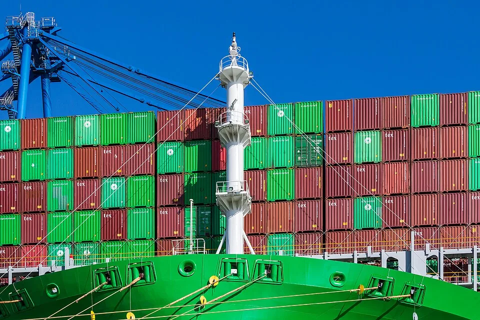 Containerterminal – Symbolfoto zu „Versandabwicklung und Zwei-Personen-Zustellung für Möbel“.
