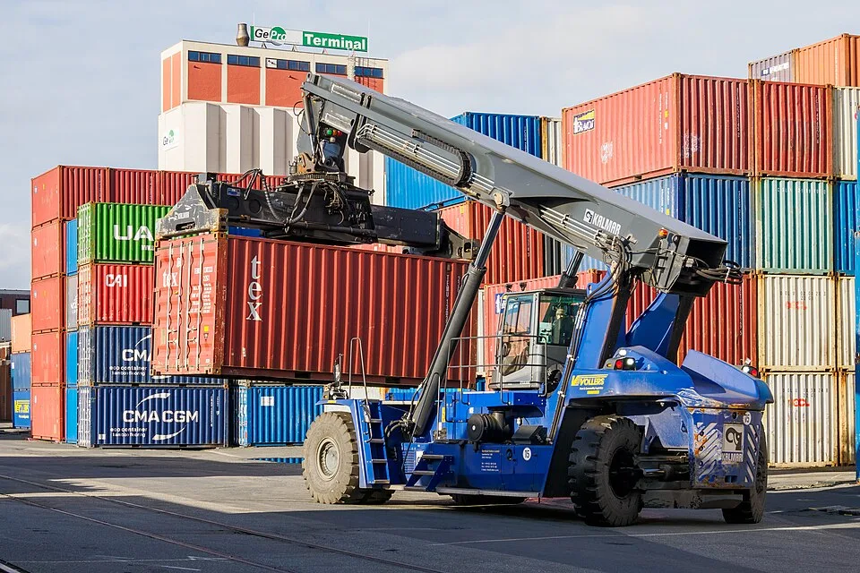 Transport- und Logistikinfrastruktur – Symbolfoto zu „Fuhrpark und Fahrzeugdienstleistungen: Angebote mit Substanz“.