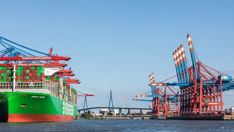 Containerterminal – Symbolfoto zu „Vertriebslogistik für ein Baustoffhandelsnetz“.