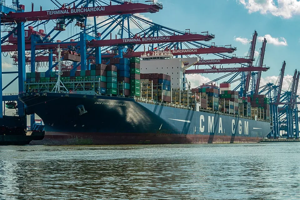 Containerterminal – Symbolfoto zu „Nutzfahrzeuge für eine kommunale Flotte“.