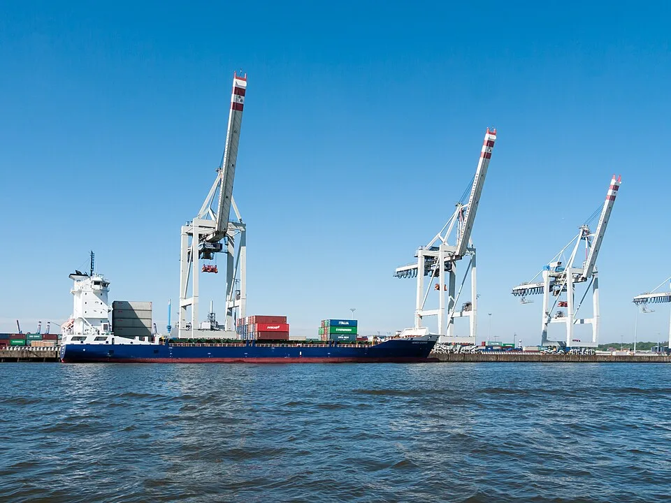 Containerterminal – Symbolfoto zu „Service und Instandhaltung einer öffentlichen Fahrzeugflotte“.