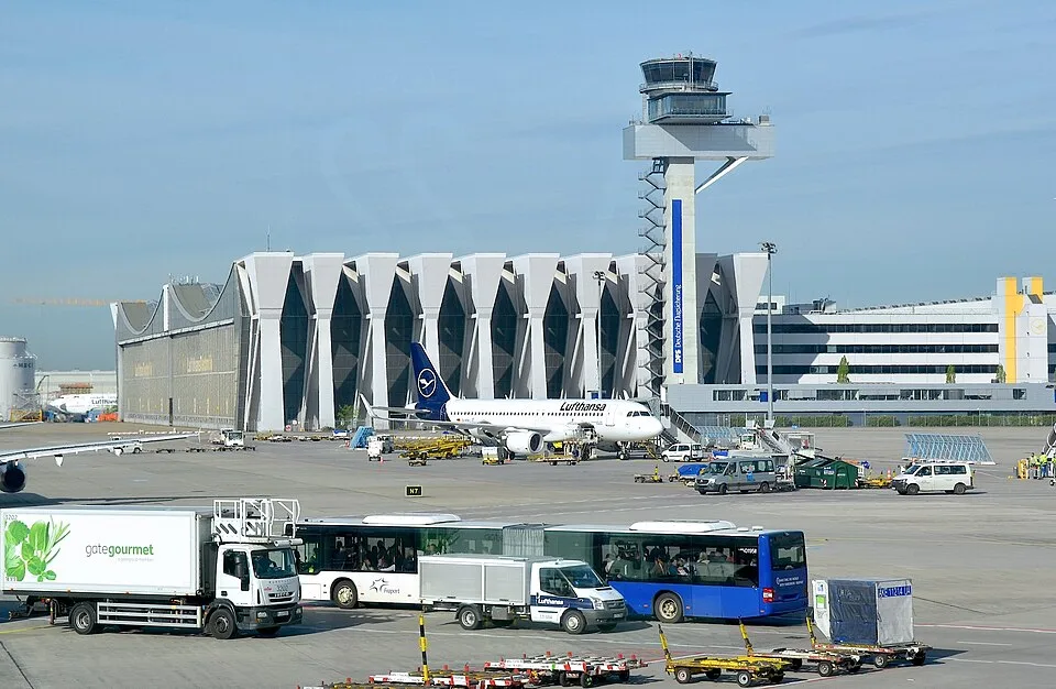 Flughafeninfrastruktur – Symbolfoto zu „Luftfahrt und Luft- und Raumfahrttechnik: Angebote mit Substanz“.