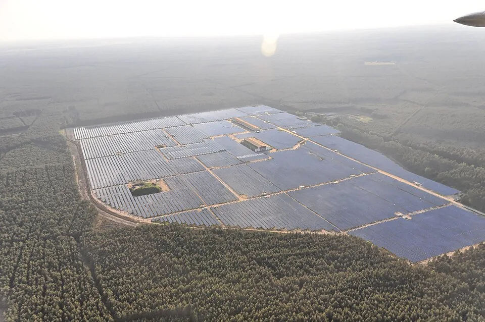 Anlage für erneuerbare Energie – Symbolfoto zu „Solarstrom-Abnahmevertrag für Lebensmittelproduktion“.