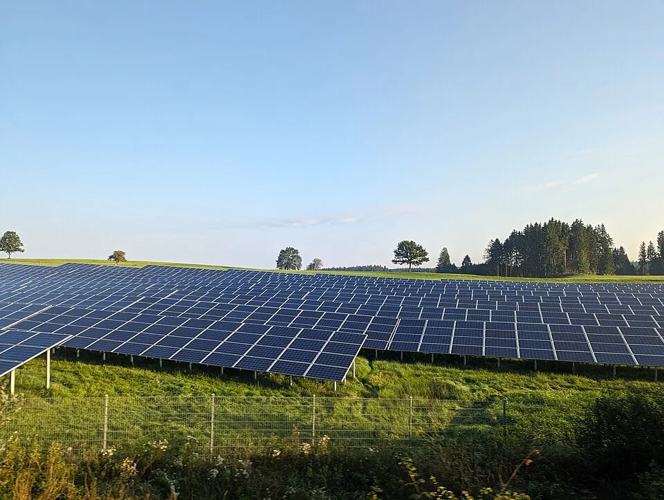 Photovoltaikanlage – Symbolfoto zu „Entwicklungsleistungen für Windenergie“.