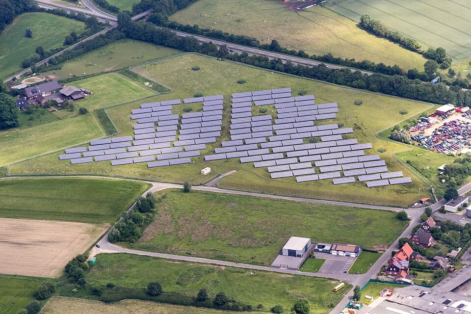 Anlage für erneuerbare Energie – Symbolfoto zu „Unternehmerischer Solarstrom-Abnahmevertrag“.