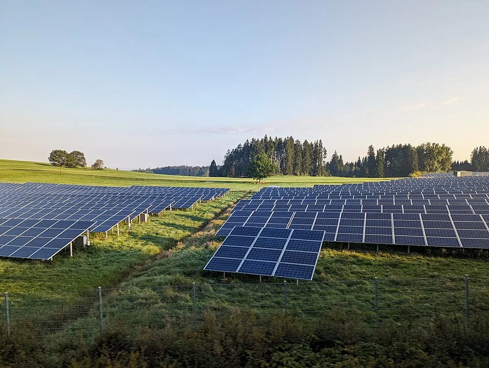 Photovoltaikanlage – Symbolfoto zu „Klimaschutz und Nachhaltigkeit: Angebote mit Substanz“.