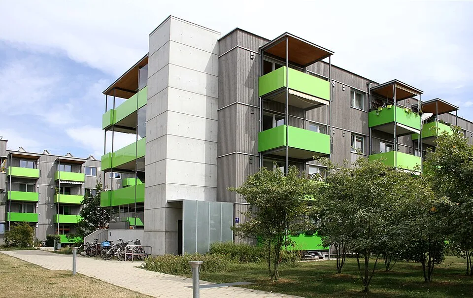 Wohngebäude und soziale Infrastruktur – Symbolfoto zu „Betreutes Wohnen und Wohnungslosenhilfe: Angebote mit Substanz“.