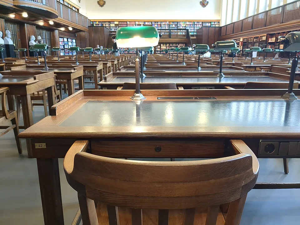 Bibliotheks- und Rechercheumgebung – Symbolfoto zu „Wir finden und filtern passende öffentliche und private Auftragschancen nach Leistungsfähigkeit, Losstruktur, Region, Eignung und Wirtschaftlichkeit. Das Ergebnis ist eine begründete Auswahl statt einer ungeprüften Trefferliste“.