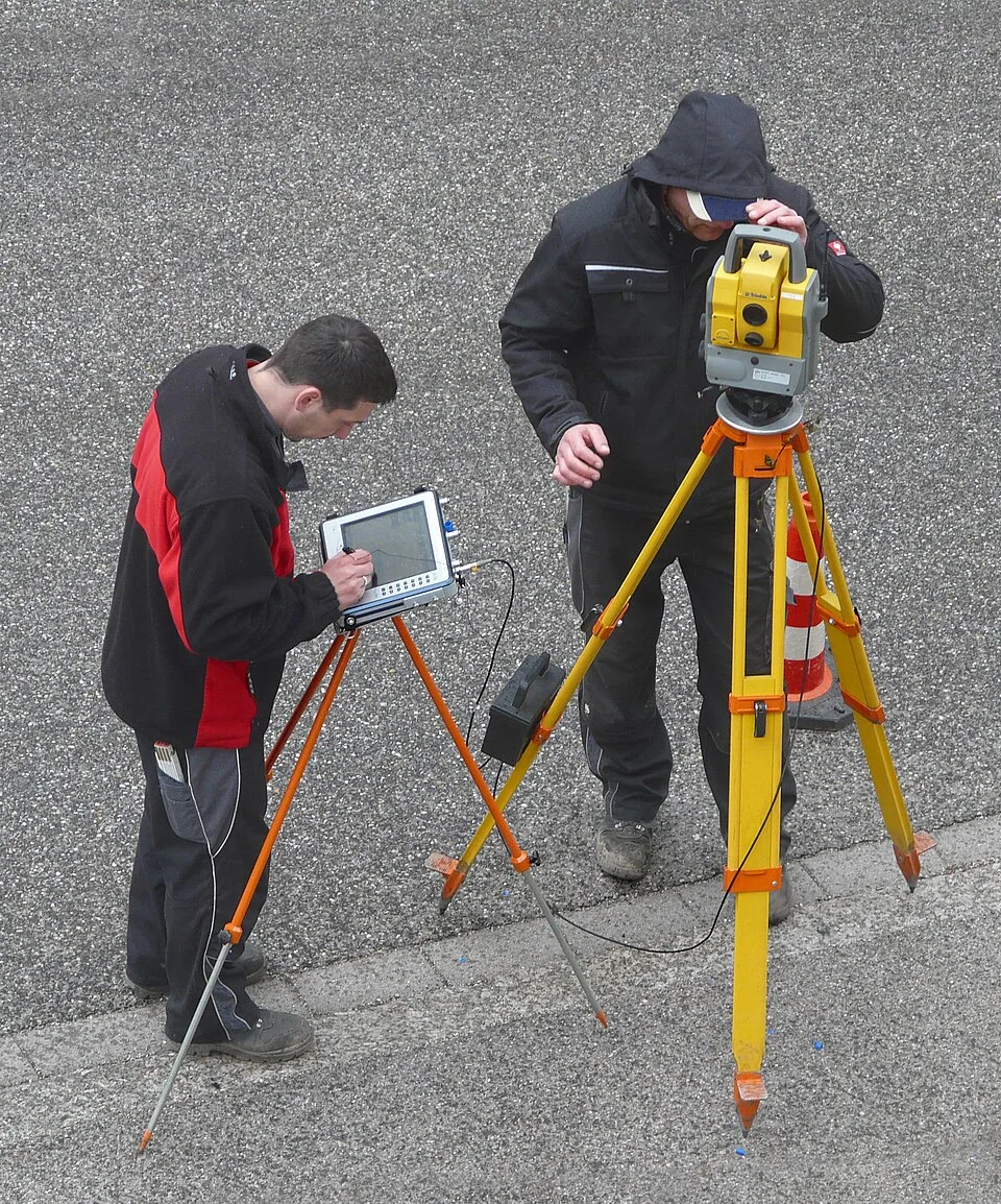 Vermessungsgerät – Symbolfoto zu „Geoinformation, GIS und Vermessung: Angebote mit Substanz“.